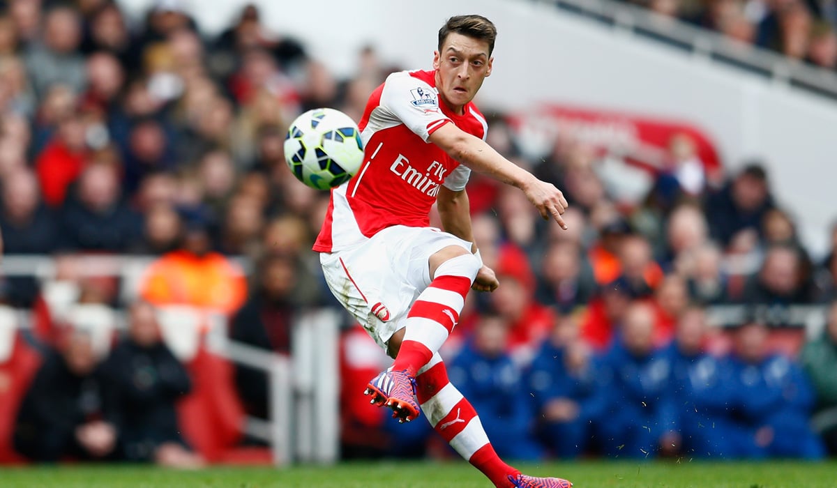 LONDON, ENGLAND - APRIL 04: Mesut Oezil of Arsenal scores his team's second goal from a free-kick during the Barclays Premier League match between Arsenal and Liverpool at Emirates Stadium on April 4, 2015 in London, England. (Photo by Julian Finney/Getty Images)