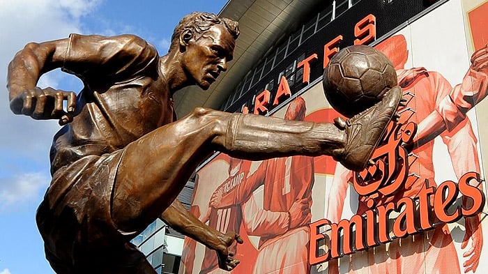 Dennis Bergkamp - Arsenal Statue